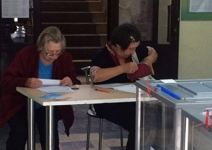 Выборы в Ставрополе: на избирательных участках народ голосует вне кабинок