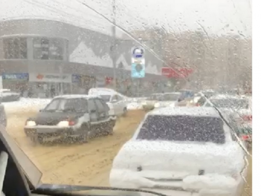 Чудовищные пробки из-за гололеда и снега парализовали главные улицы Ставрополя 