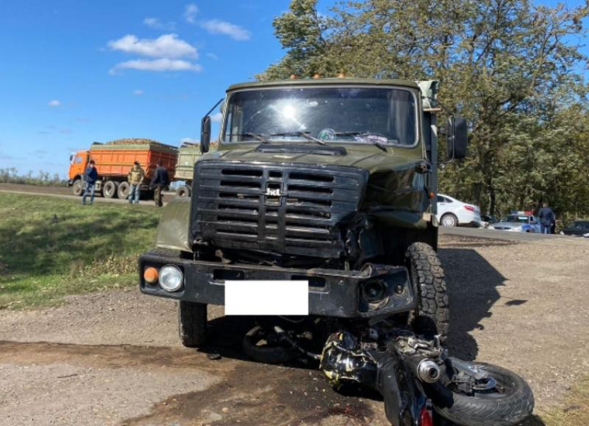 На Ставрополье водитель грузовика сбил двух мотоциклистов 