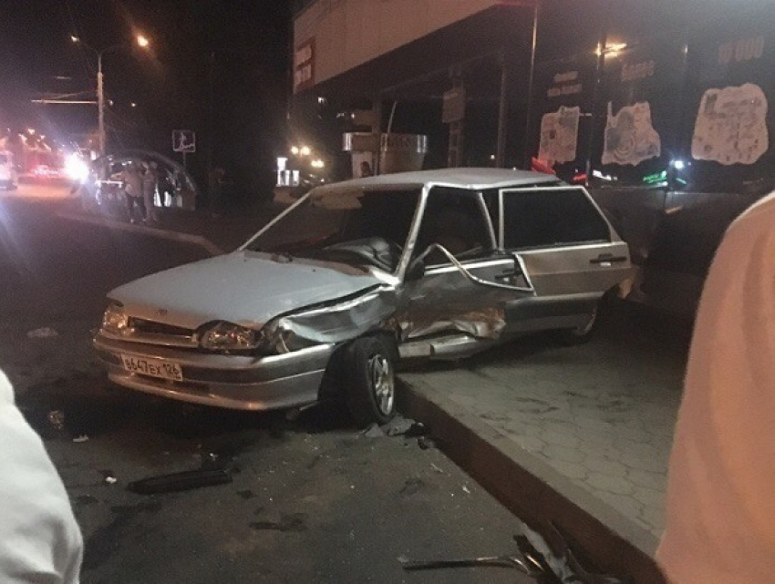 Водитель разбил ВАЗ и чуть не сбил девушку во время погони в Ставрополе
