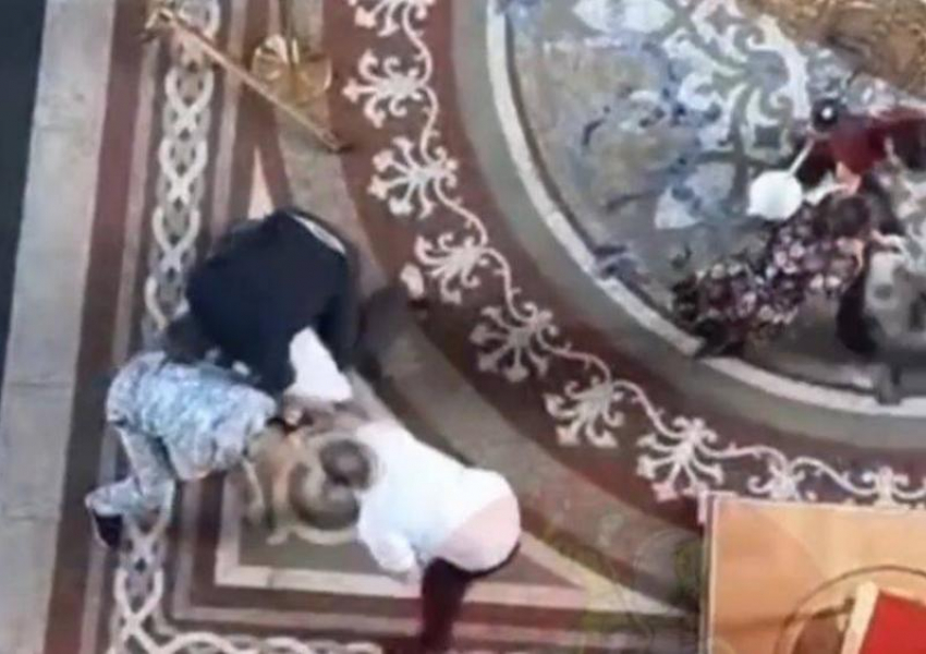 Неизвестный избил дьякона в храме Георгиевска и попал на видео