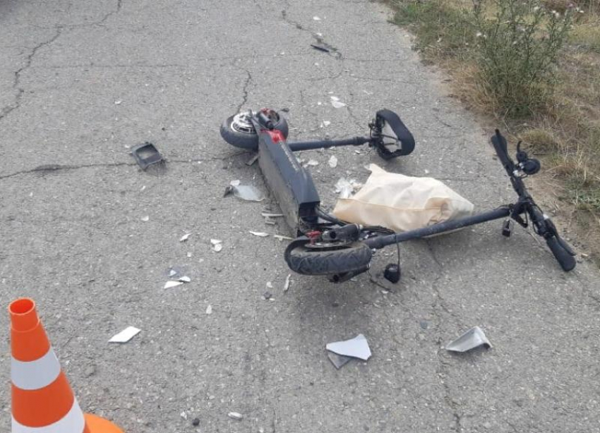 На Ставрополье водитель электросамоката попала в аварию, сломав себе обе руки 