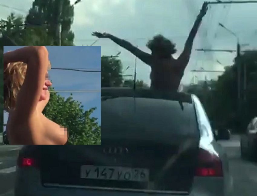 В сети опубликовали видеозапись борьбы гаишников с голой женщиной на дороге