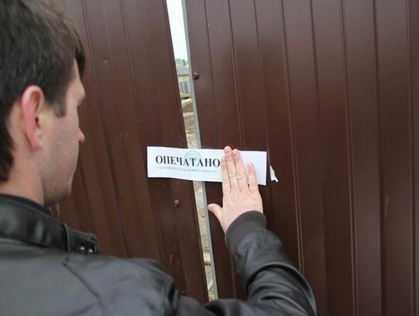 За долги по газу у жительницы арестовали ворота во двор на Ставрополье