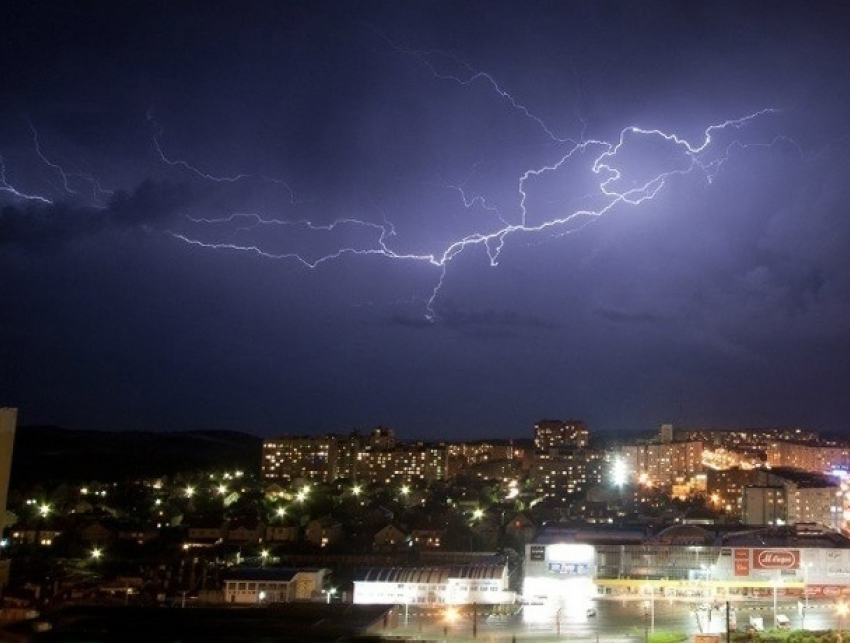 Грозовые ливни с градом и шквалом накроют Ставрополье на два дня