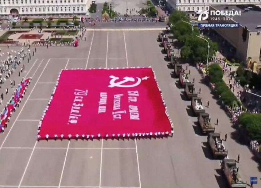 На параде в Ставрополе развернули самое большое в мире знамя Победы
