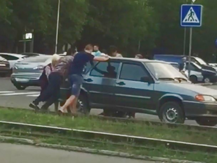  Могучая женщина-кондуктор и пассажиры трамвая вручную оттолкали перегородивший трамвайные пути  ВАЗ на Ставрополье 
