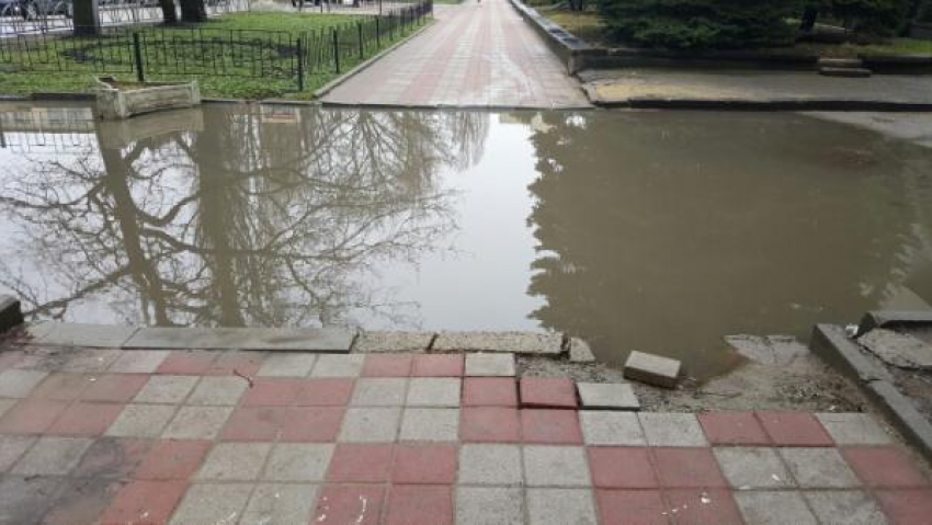«Озером» из лужи на улице Ленина в Ставрополе возмутилась местная жительница