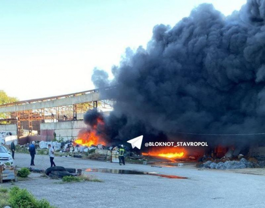 Производство по утилизации отходов загорелось в Георгиевске: видео