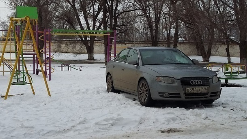 Паркуюсь как хочу: владелец оставил автомобиль на детской площадке в Невинномысске
