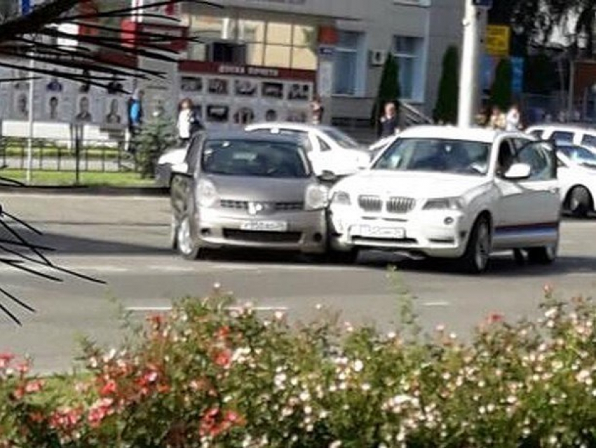 Обгонявшая поток машин через сплошную BMW «влетела» в Nissan на центральной улице Ставрополя