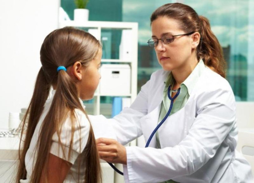 «Никто никого не ущемляет»: главный врач отрицает сокращение зарплат школьных медсестер