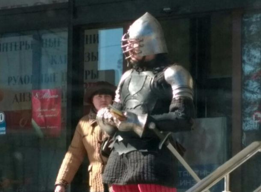Рыцаря в тяжелых сверкающих доспехах обнаружили у входа в ТЦ в Ставрополе