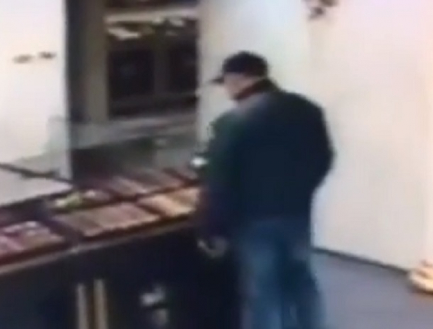 Мужчина стащил золотые серьги с витрины и попал на видео в Невинномысске