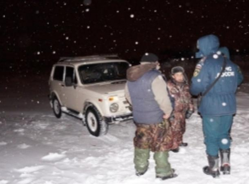Троим застрявшим на озере рыбакам помогли спасатели на Ставрополье