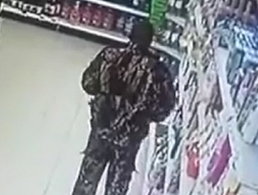 Наглый вор унес из магазина пачку сосисок в штанах в Ставрополе и попал на видео