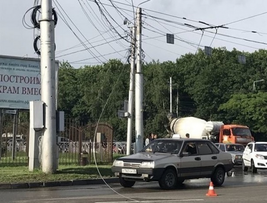 Обрыв троллейбусного провода создал большую пробку на Кулакова в Ставрополе