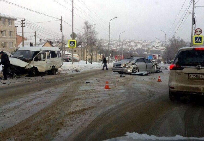 В Ставрополе «Мерседес» врезался в маршрутку: 7 пострадавших