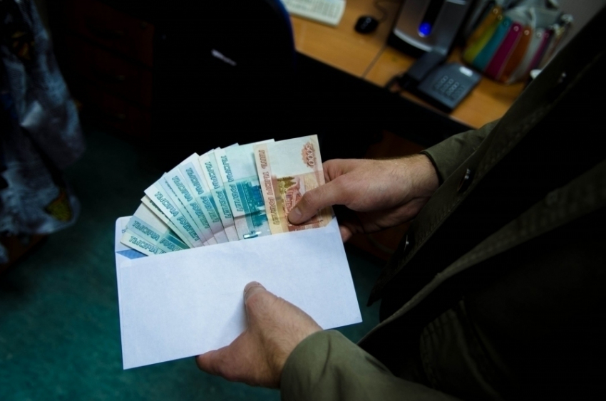 Чиновника из администрации города Невинномысска уличили в получении взятки