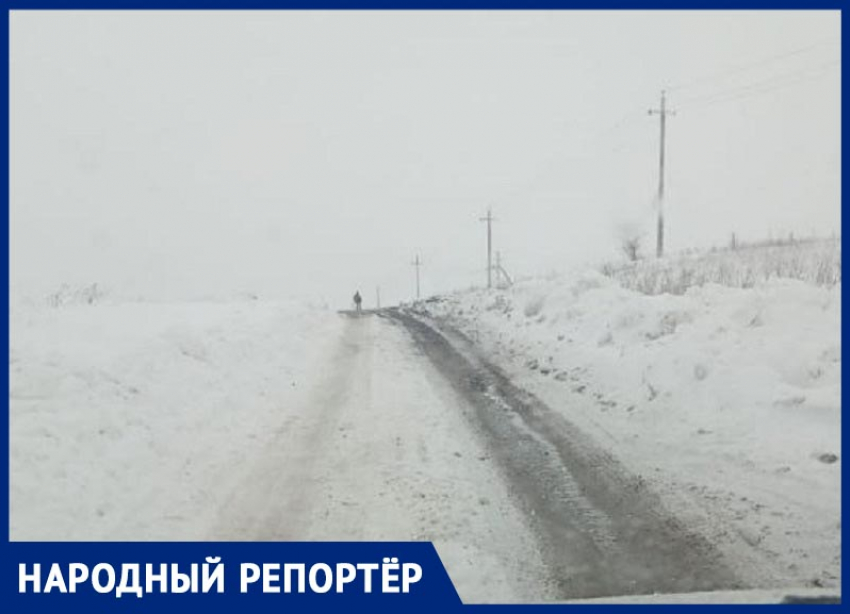 Никто не выезжал в школу и на работу: заваленная снегом дорога в хуторе на Ставрополье возмутила людей 