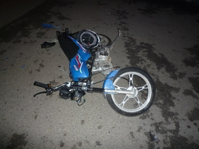 На Ставрополье таксист сбил парней на мотоцикле