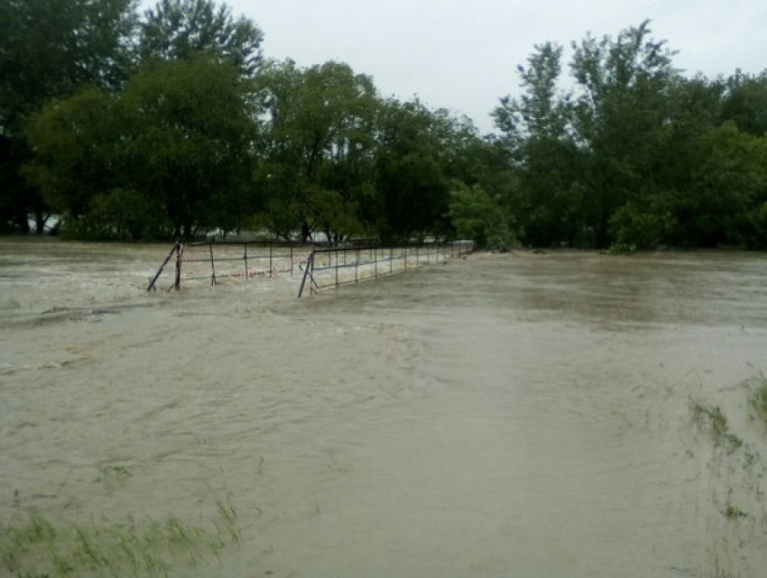 Наступающая стихия затопила мост в Минеральных Водах