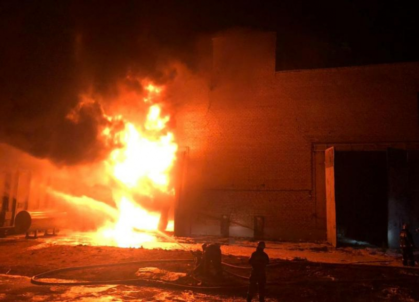 Жуткие кадры ночного пожара на «Невинномысском азоте» показали в МЧС