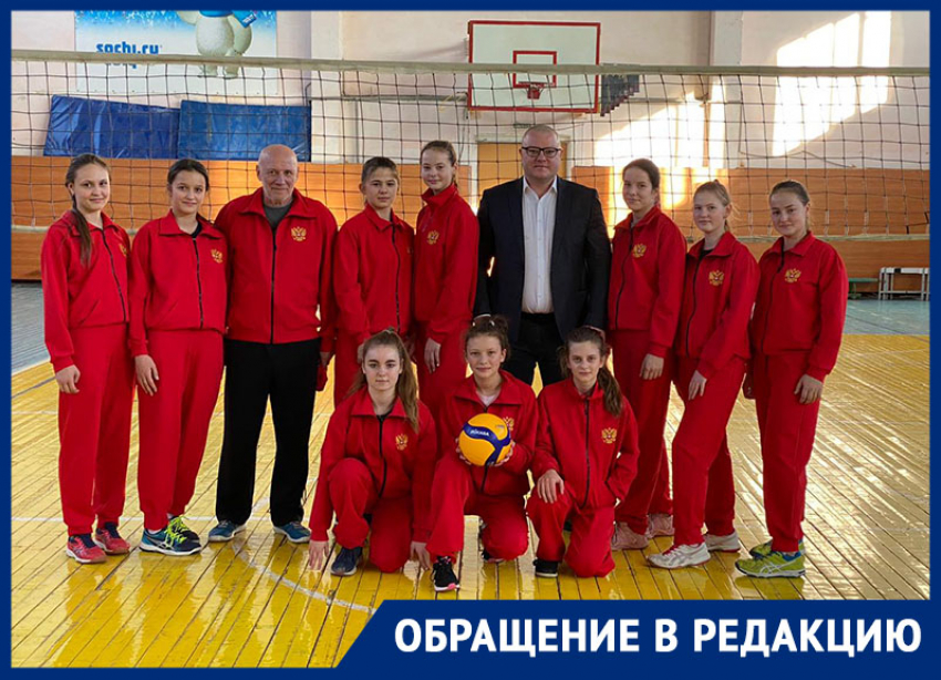 «Больше не стыдно»: юные волейболистки из Лермонтова получили от спонсора спортивную форму