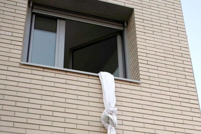 Пожилая ставропольчанка пыталась сбежать с самоизоляции через окно