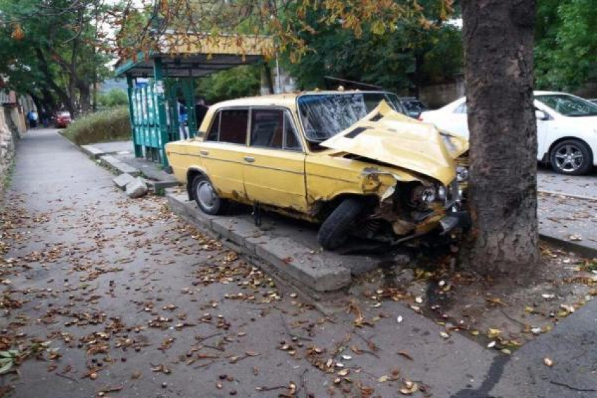 Отец с дочерью на скорости влетели в припаркованный автомобиль и дерево в Кисловодске