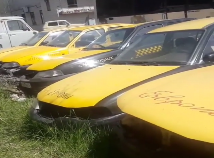 9 машин таксопарка разобрали на части злоумышленники в Нефтекумске