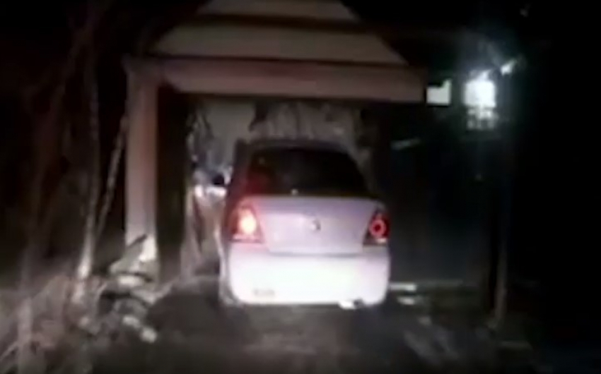 Въехавшая в гараж пьяная ставропольчанка решила позаигрывать с полицейскими