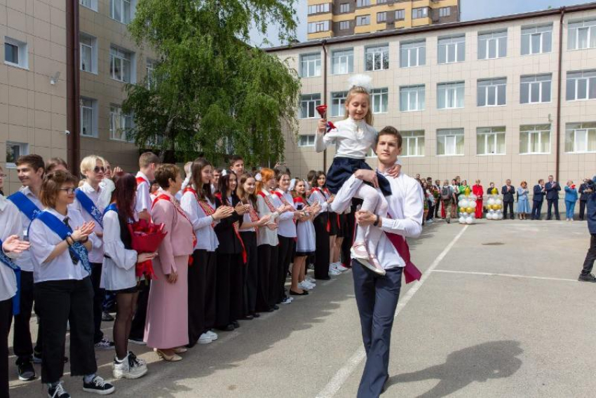 Последний звонок прозвенел для выпускников Ставропольского края в 639 школах
