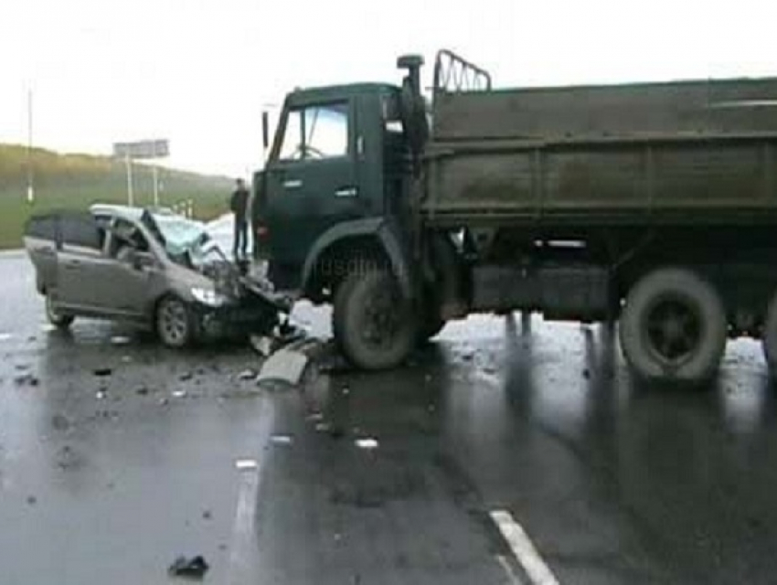 Два человека погибли в лобовом столкновении «Хонды-Цивик» с грузовиком на трассе Ростов - Ставрополь