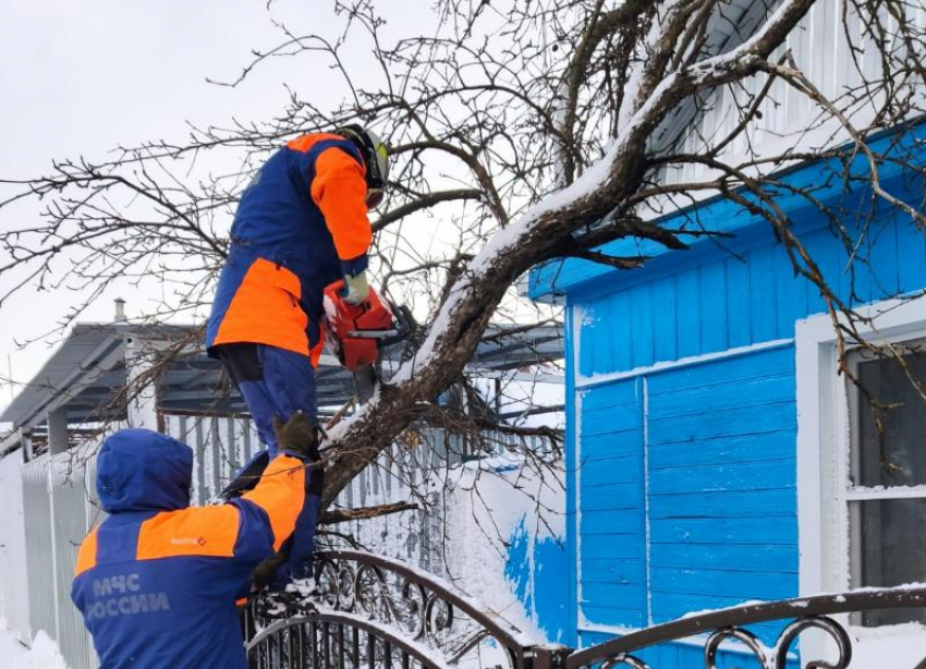 В Ставрополе и двух округах края ввели режим ЧС из-за урагана