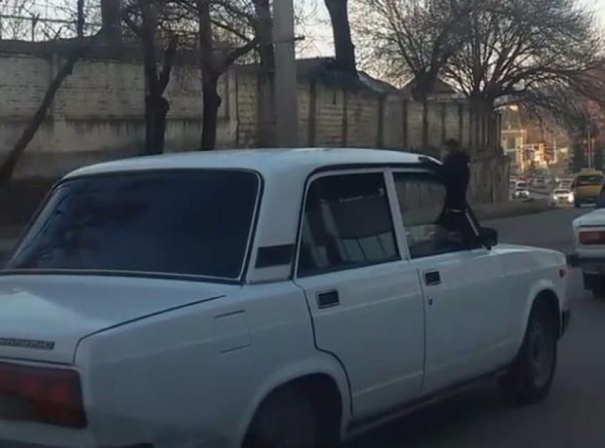 Мартышку-штурмана в ВАЗ-2107 заметили на дороге жители Пятигорска