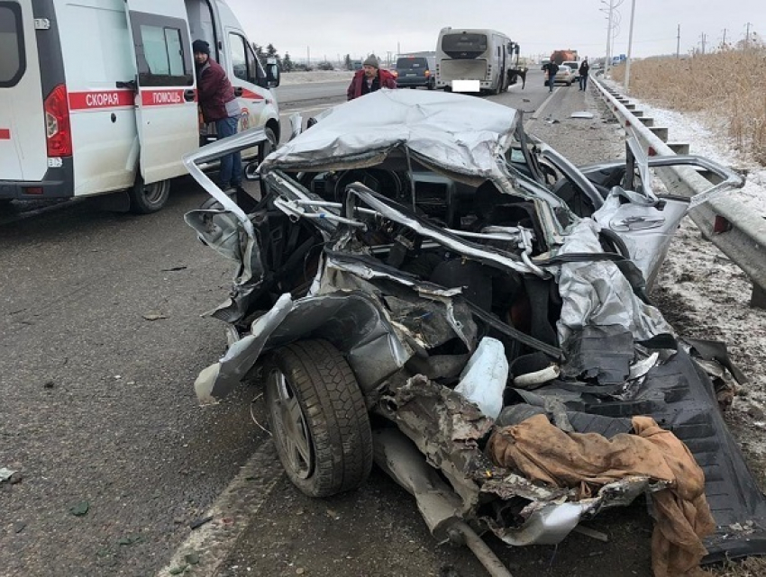 Водитель «десятки» погиб в жестком лобовом ДТП с рейсовым автобусом на Ставрополье 