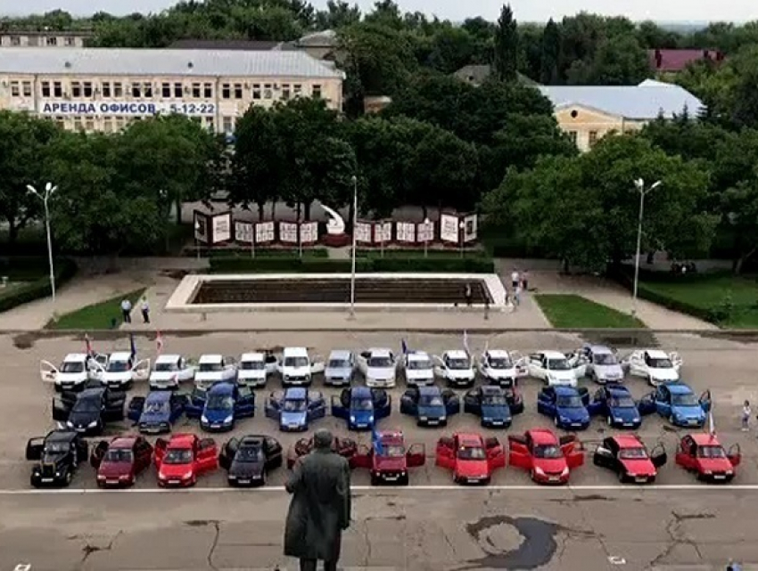 Впечатляющий российский триколор из автомобилей  собрали в день России на Ставрополье