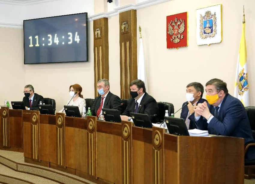 «Давайте закончим с политикой»: принятие патентной системы вызвало жаркие споры у депутатов Ставрополья