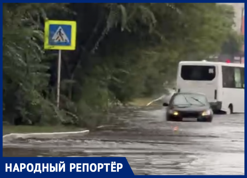 Машины ушли под воду и попали на видео: ливневки Ставрополя снова проиграли дождю
