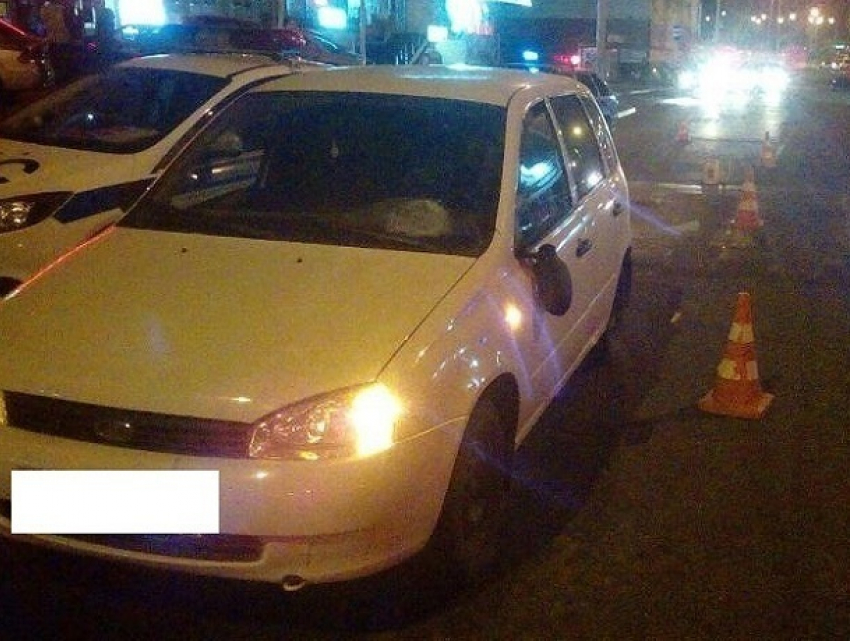 Сбитую водителем «Лады» на «зебре» девушку увезли на «скорой» в больницу в Ставрополе