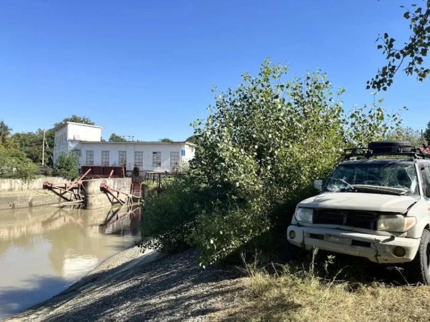 Иномарка с 4 людьми в салоне съехала с дороги в водоем Ставрополья: один человек погиб