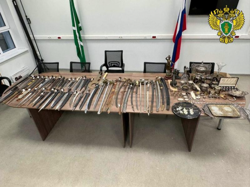 Коллекционные сабли и кинжалы на 2 миллиона рублей пытался провезти в Россию ставрополец