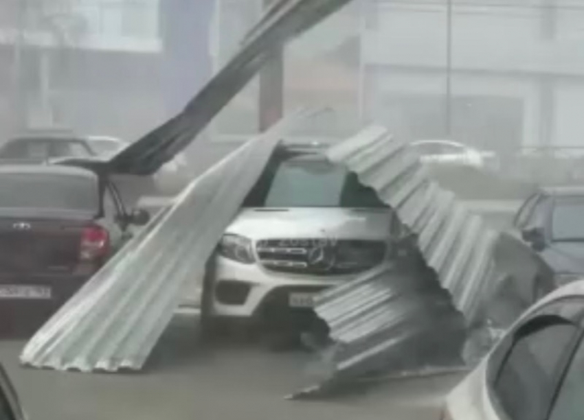 На Ставрополье разбушевалась стихия: ветер срывает крыши и крушит автомобили 