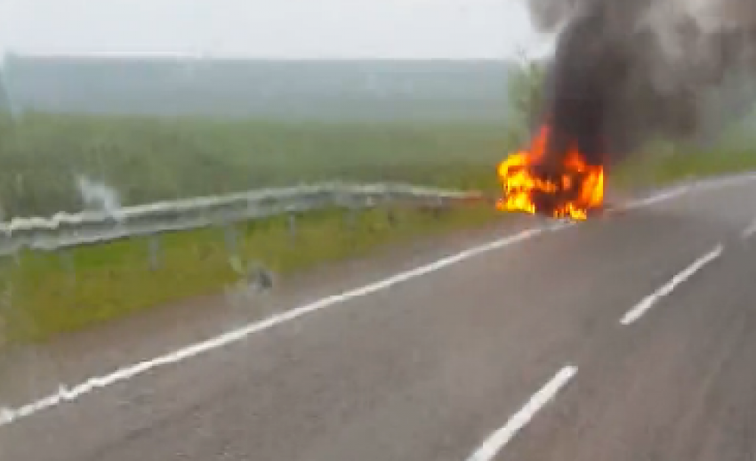 Утром около Пятигорска на обочине горел автомобиль