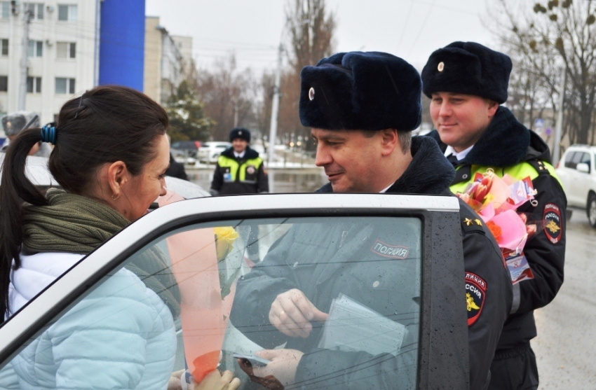 Автоинспекторы порадовали жительниц Ставропольского края букетами цветов