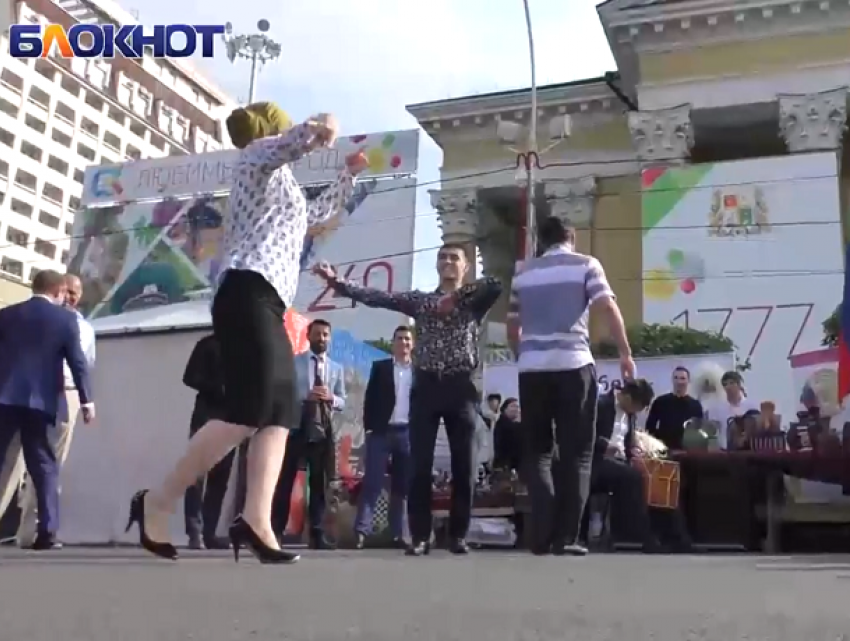 Зажигательной лезгинкой в центре города отметили День края жители Ставрополья