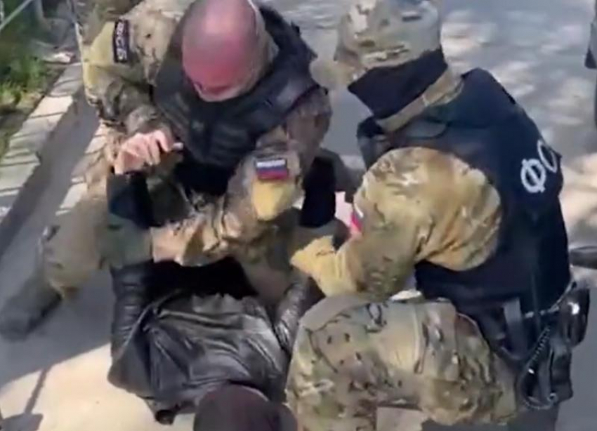 В сети появилось видео с задержанием террориста на автовокзале в Ставрополе