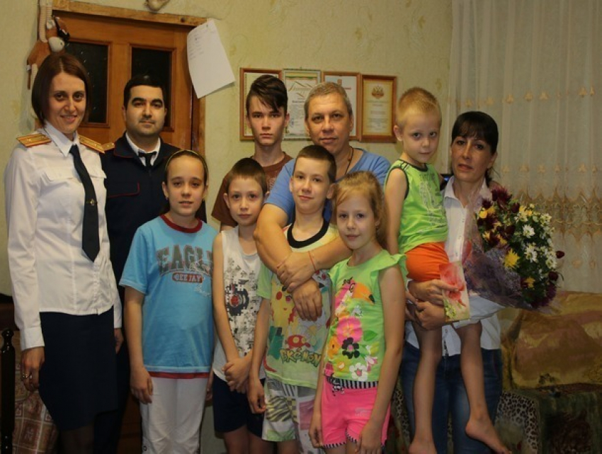 Маму шестерых детей поздравили с Днем матери необычные гости в Георгиевске
