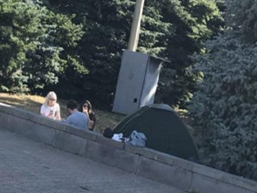 Компания друзей устроила пикник с палаткой на Крепостной горе в Ставрополе 